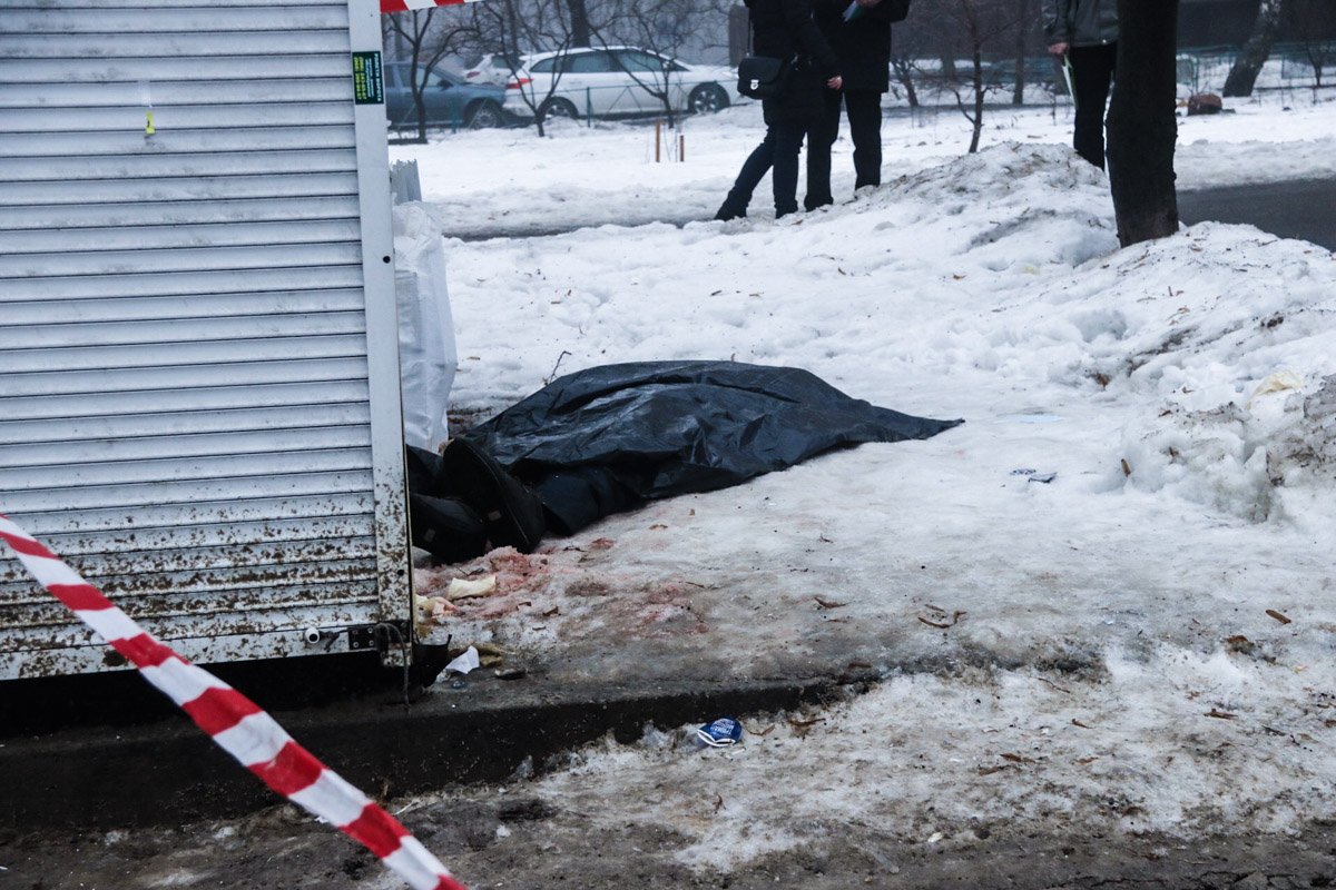 При осмотре на теле были обнаружены ножевые ранения. Предварительно, эксперты насчитали 5-6 ранений