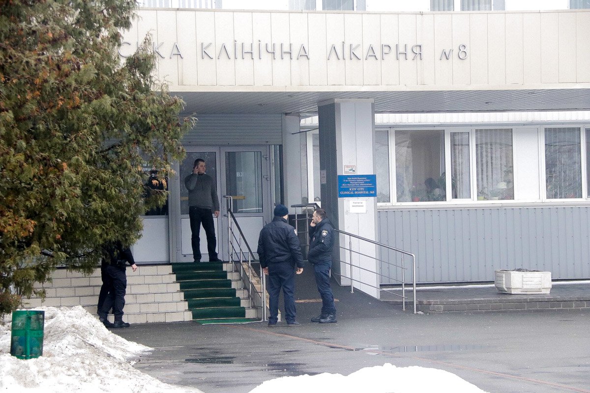 В данный момент взрывотехники и кинологи проводят полное обследование здания