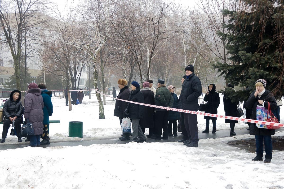 Из здания больницы, которая находится на улице Кондратюка, эвакуировали более 1 000 человек