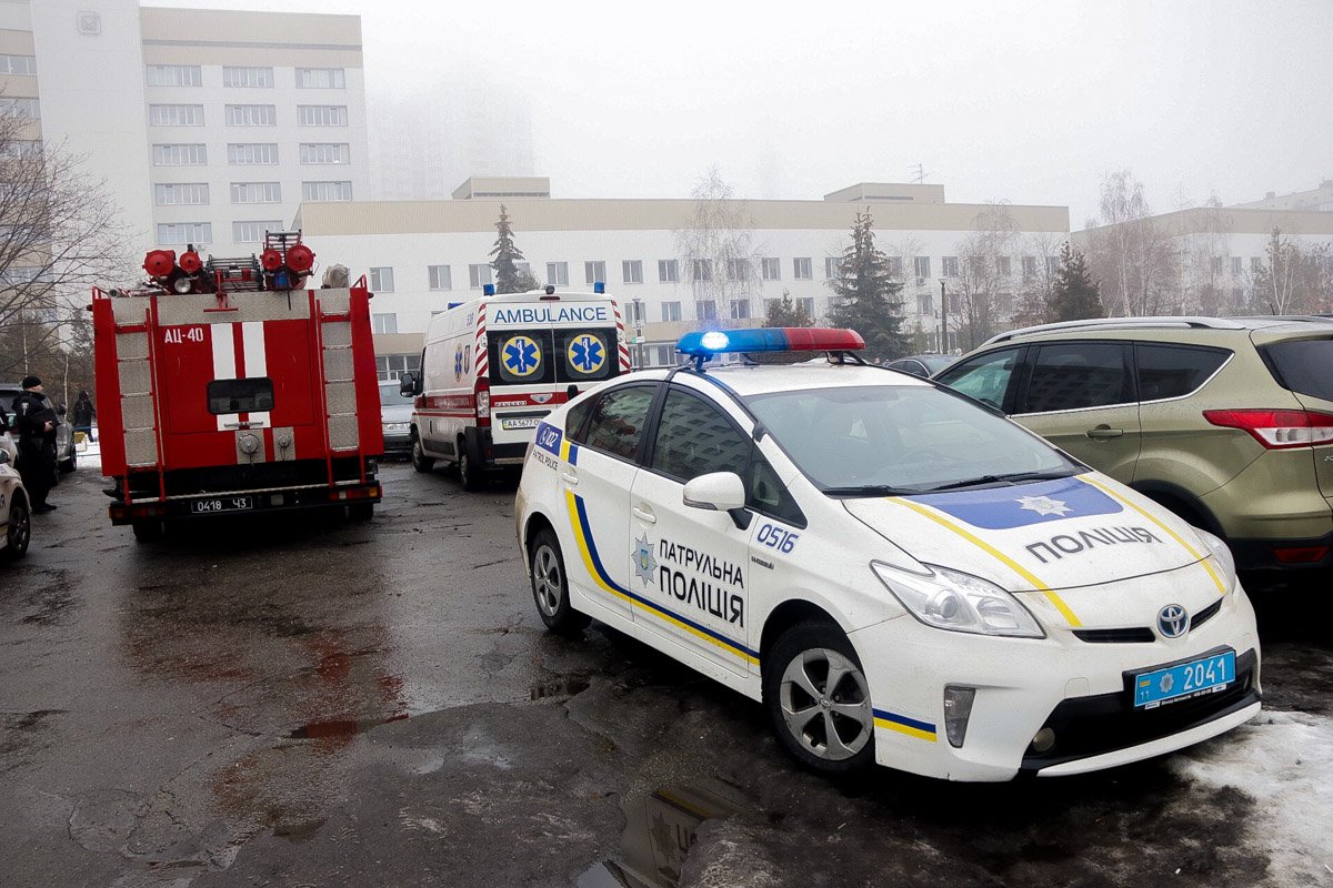 На месте дежурят пожарные, медики и полицейские