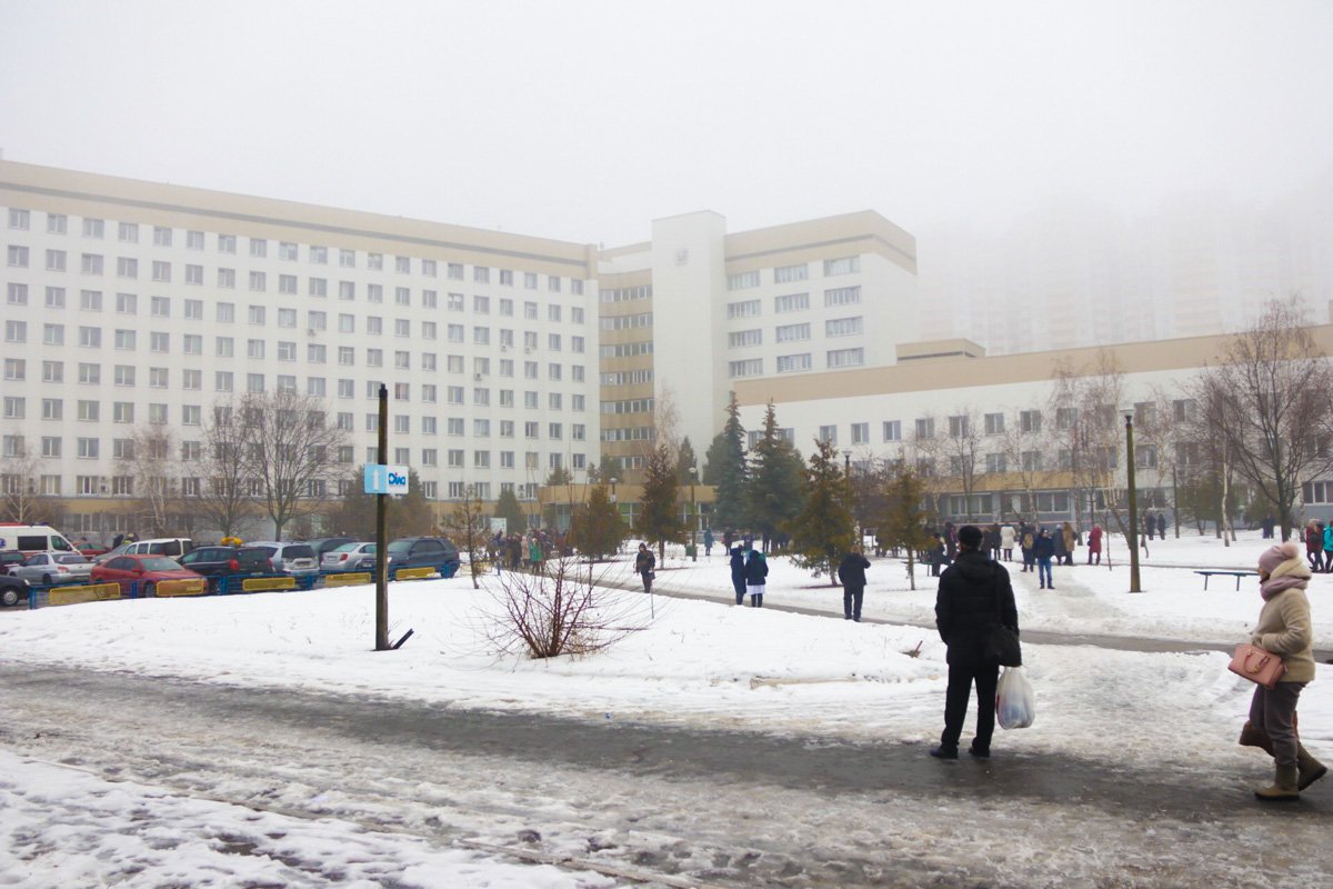 Всех пациентов, которые не могут ходить, собрали в актовом зале, а остальных больных и персонал эвакуировали на улицу