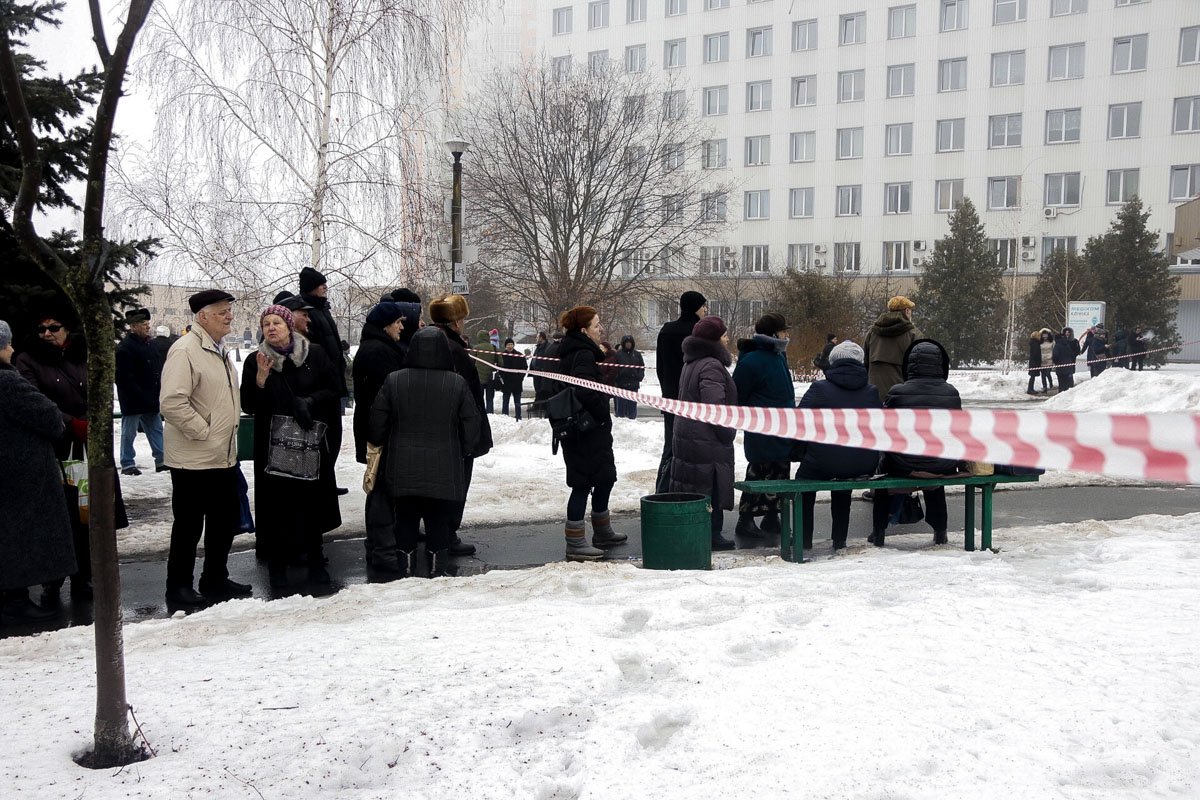 В данный момент правоохранители ищут человека, который сообщил о минировании