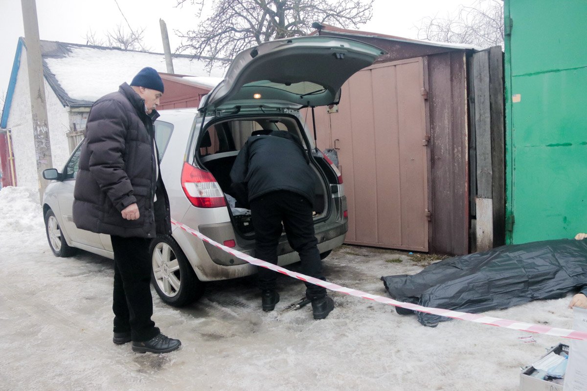 Тело лежало на улице возле автомобиля Renault