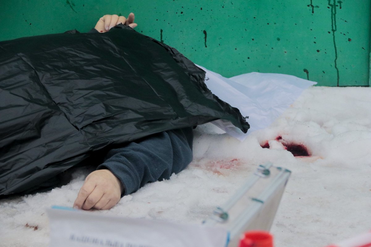 Рядом с телом мужчины лежала часть ружья «обрез», вторая часть ружья лежала в багажнике