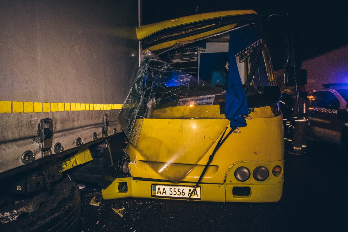 Маршрутка №576 с пассажирами врезалась в фуру. Маршрутка №576 с пассажирами врезалась в фуру.