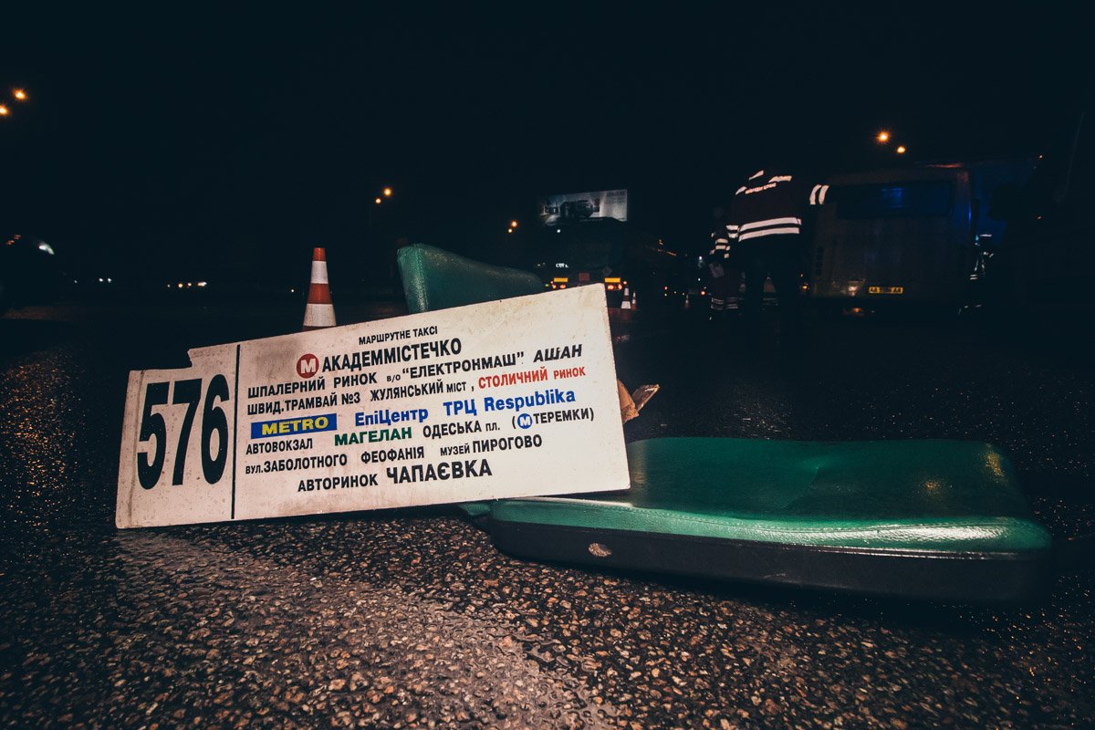 По словам одного из пассажиров, машину стало «водить» по дороге По словам одного из пассажиров, машину стало «водить» по дороге