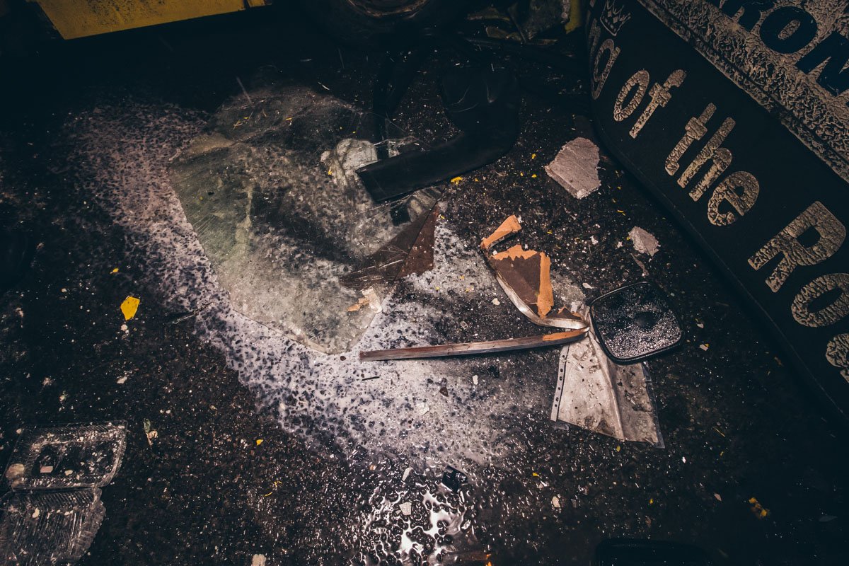 В результате чего она врезалась в припаркованную на обочине фуру В результате чего она врезалась в припаркованную на обочине фуру