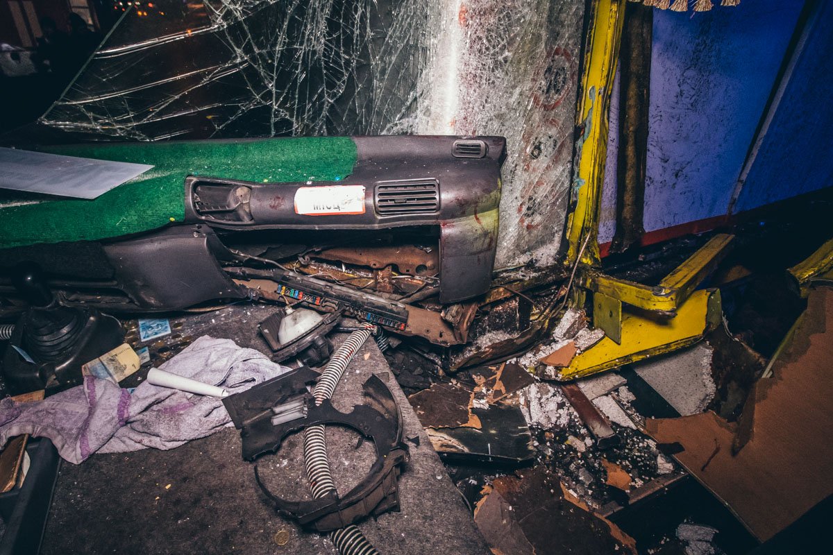 От удара у маршрутки вылетело лобовое стекло, а мужчину, который сидел справа от водителя, зажало между сиденьями От удара у маршрутки вылетело лобовое стекло, а мужчину, который сидел справа от водителя, зажало между сиденьями