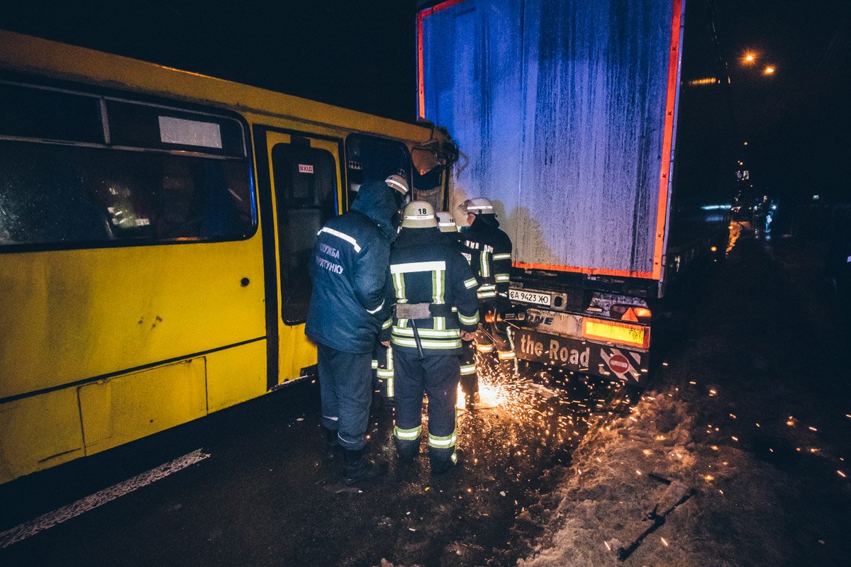 Спасатели вырезали потерпевшего с помощью бензореза Спасатели вырезали потерпевшего с помощью бензореза