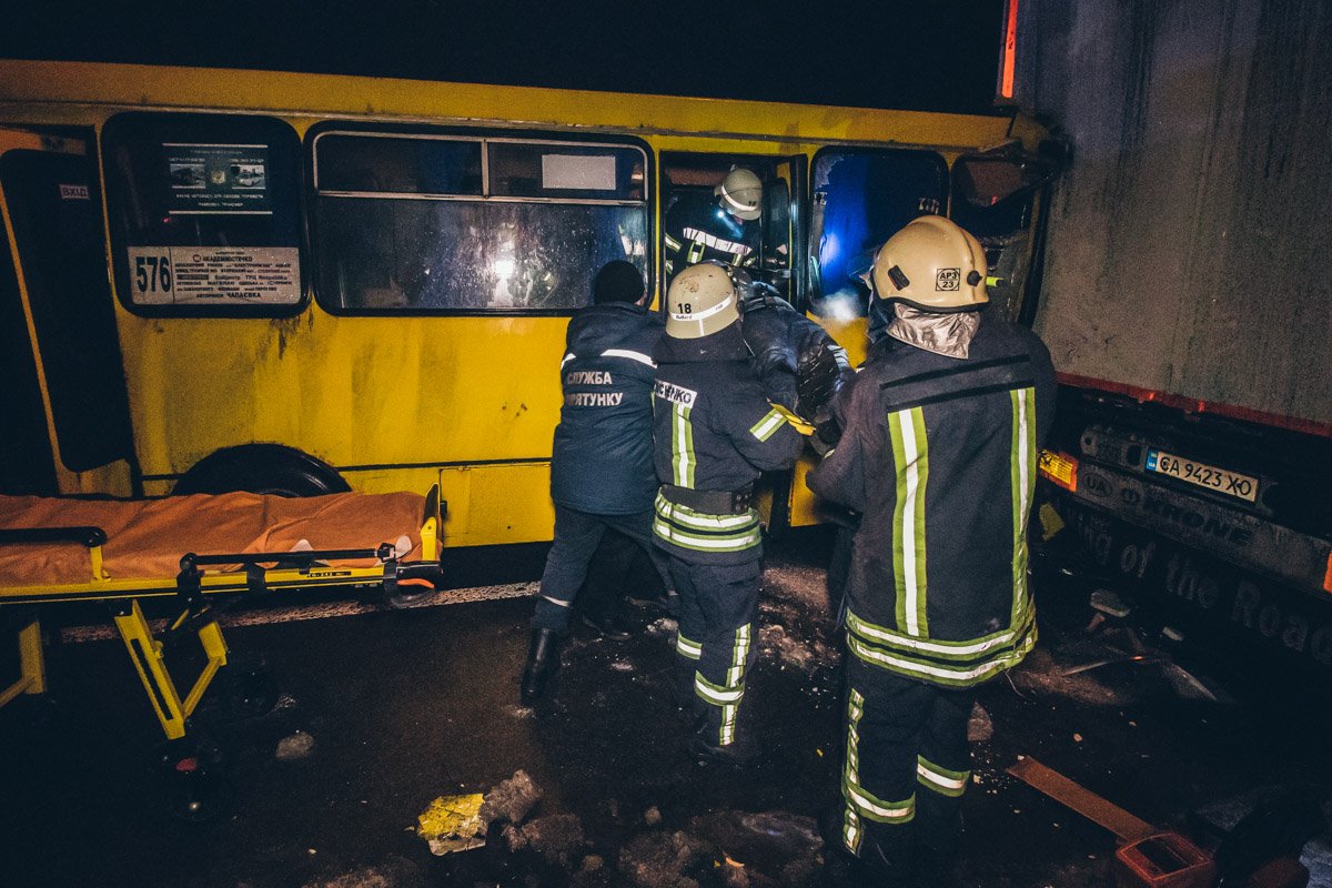 Кроме того, в аварии пострадали еще около пяти пассажиров Кроме того, в аварии пострадали еще около пяти пассажиров
