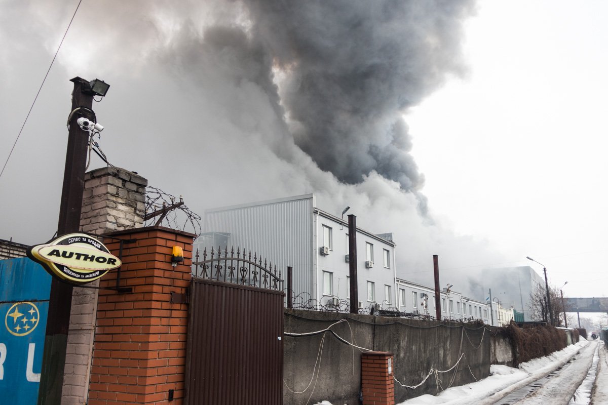 В Деснянском районе столицы произошел масштабный пожар на складах В Деснянском районе столицы произошел масштабный пожар на складах