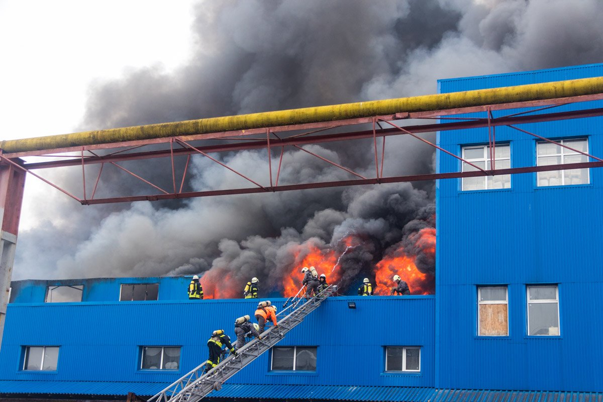 На складах хранятся пластиковые материалы, бумажные материалы и электроника На складах хранятся пластиковые материалы, бумажные материалы и электроника