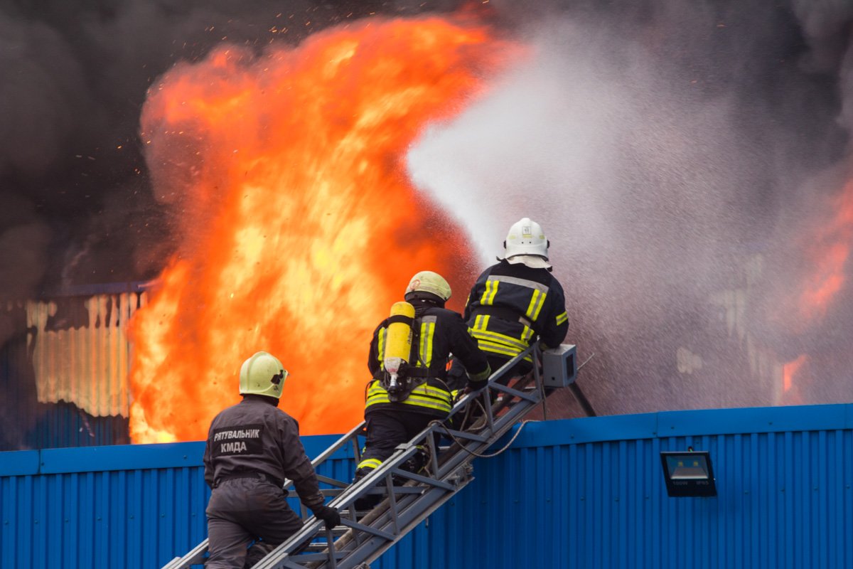 По состоянию на 14:40 площадь пожара составляет около 7000 квадратных метров По состоянию на 14:40 площадь пожара составляет около 7000 квадратных метров