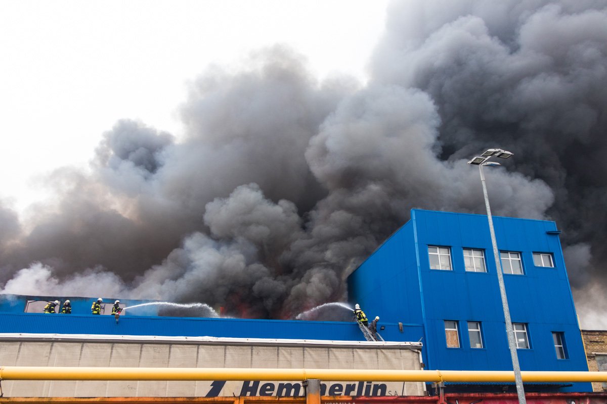 Черный дым затянул все вокруг Черный дым затянул все вокруг