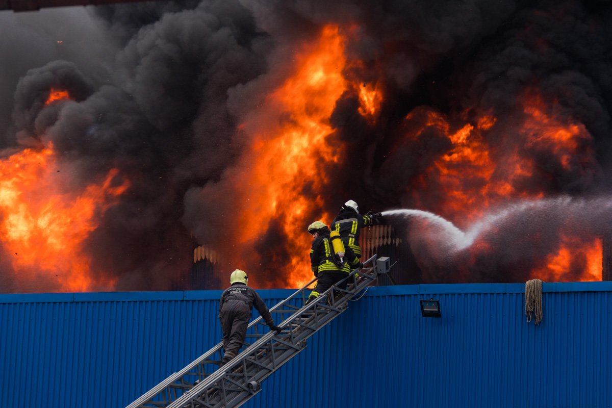Пожарные борются с огнем уже четвертый час