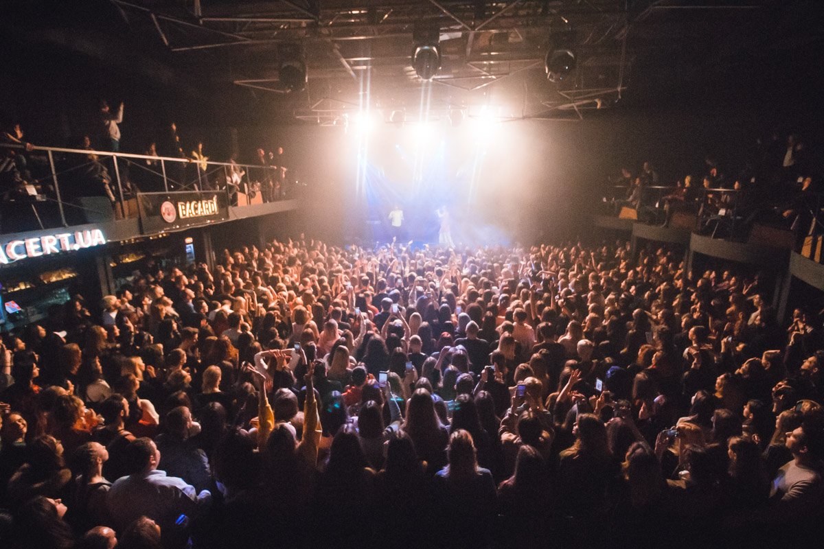 Некоторые песни публика пела громче, чем Роман и Сюзанна Некоторые песни публика пела громче, чем Роман и Сюзанна