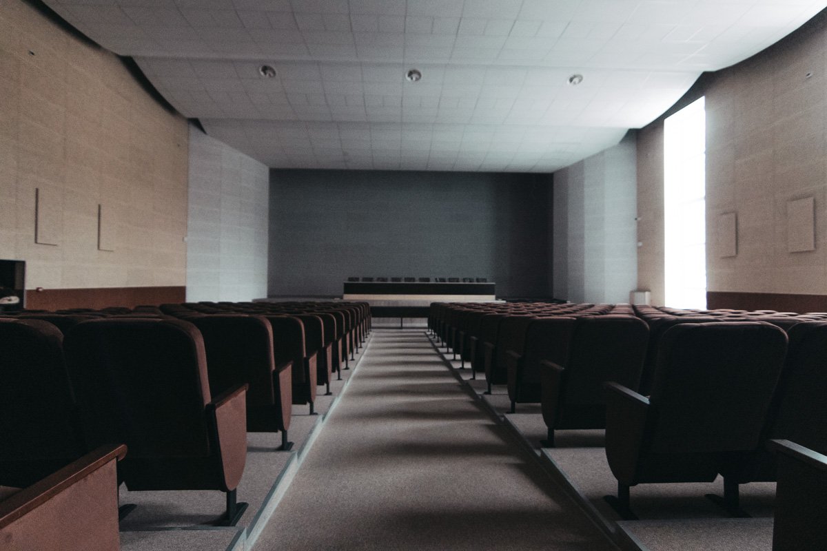 Рабочие вычистили всю копоть из здания и постарались сделать помещения более светлыми за счет разных уловок Рабочие вычистили всю копоть из здания и постарались сделать помещения более светлыми за счет разных уловок