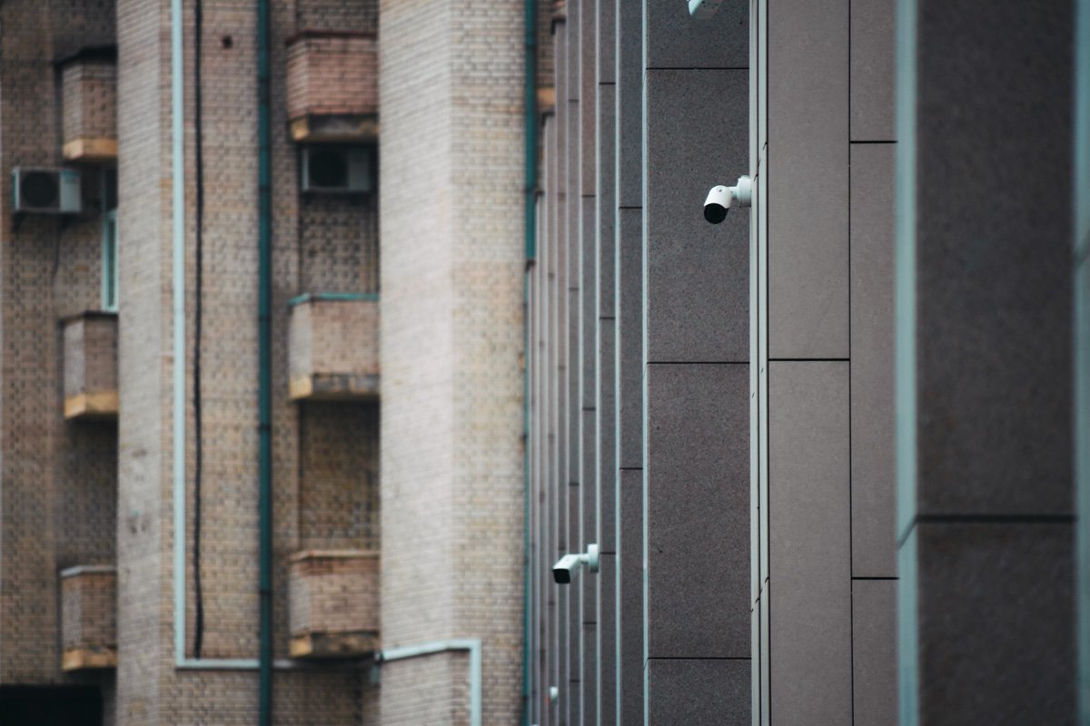 Снаружи по всему периметру установлены камеры наблюдения Снаружи по всему периметру установлены камеры наблюдения