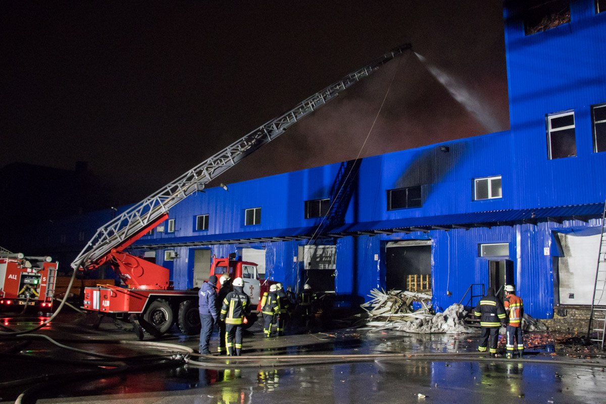 Спасатели локализовали пожар на складах в Киеве