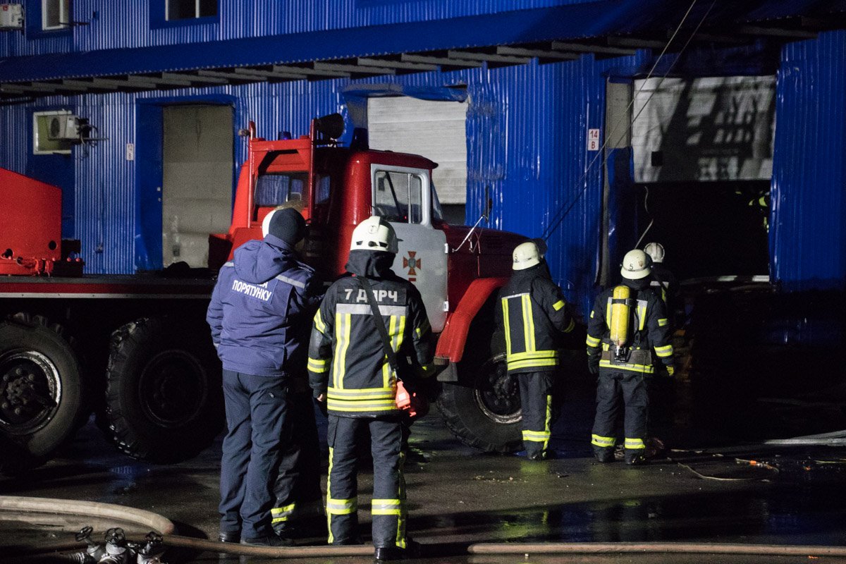 Пожарные надеются полностью ликвидировать пламя к утру 3 февраля