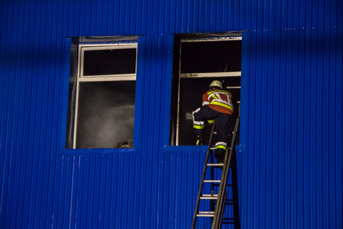 На месте работает 136 человек личного состава и 37 единиц техники