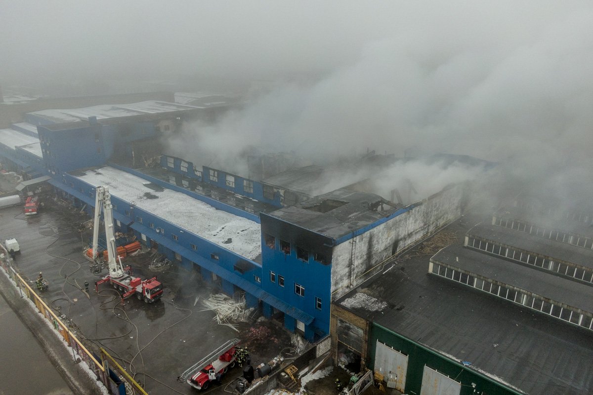 Склады затянул густой серый дым и запах гари Склады затянул густой серый дым и запах гари