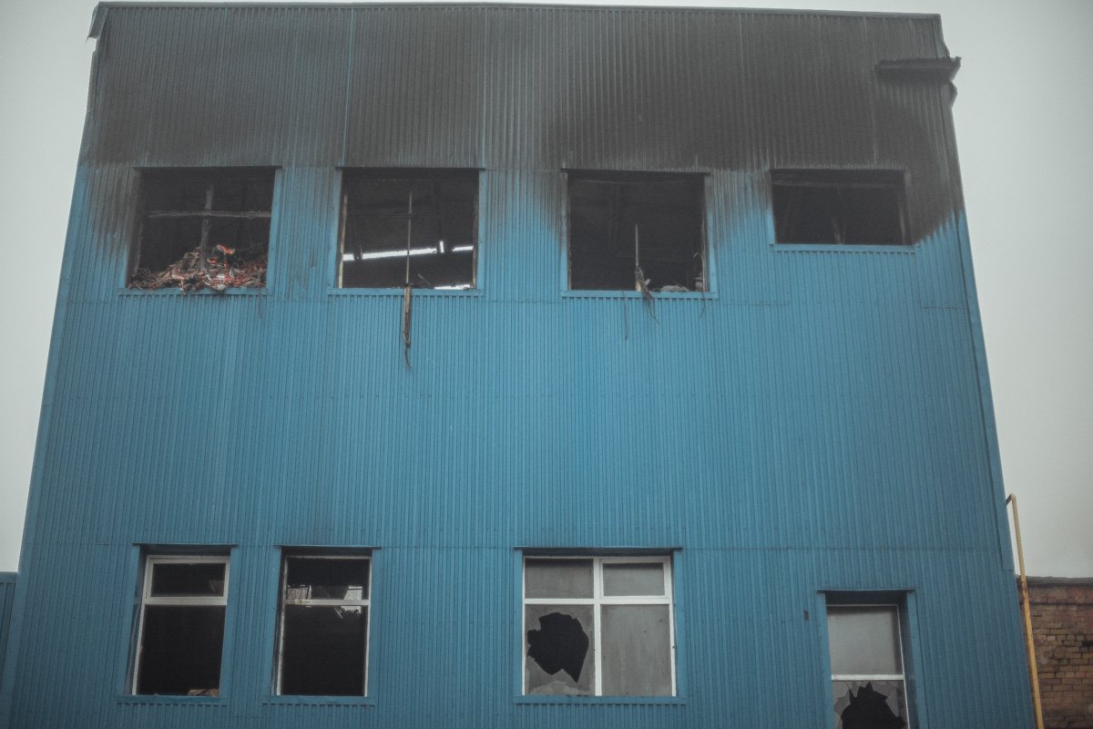 Крыша здания выгорела полностью, почти все окна в складском помещении отсутствуют Крыша здания выгорела полностью, почти все окна в складском помещении отсутствуют