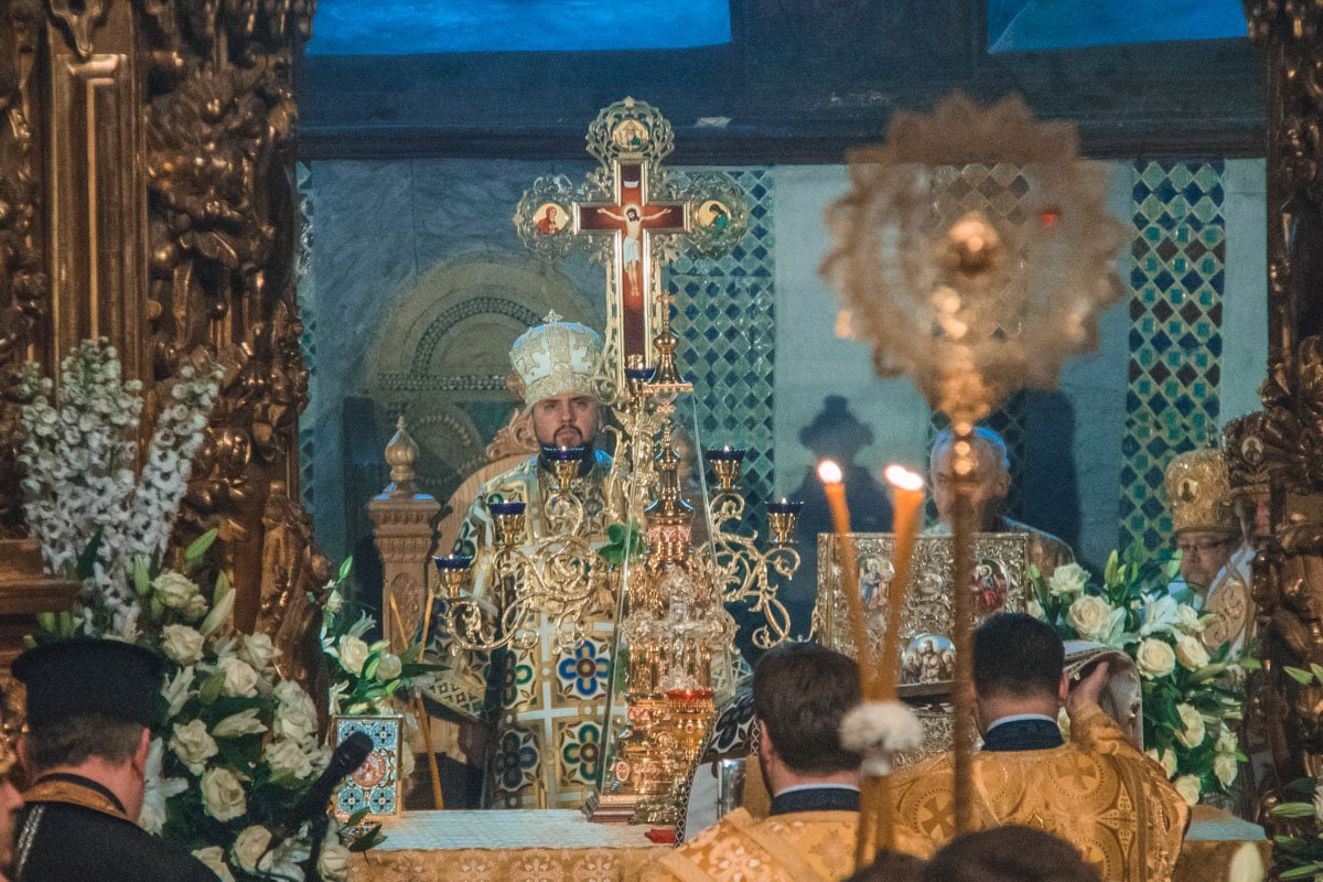 Епифания облачили в одежды, которые были на нем во время передачи Томоса