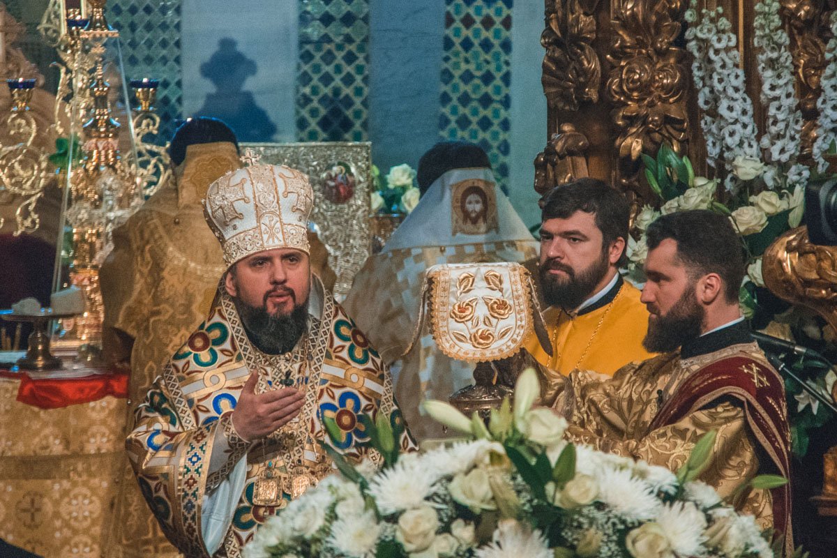 Митрополиту передали три панагии (церковные нагрудные медальоны)