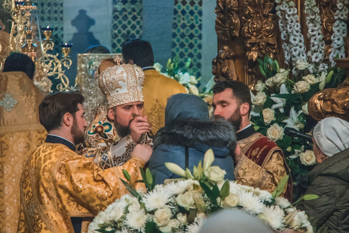 Для церемонии в Софию Киевскую из музея доставили 30-килограммовое Евангелие