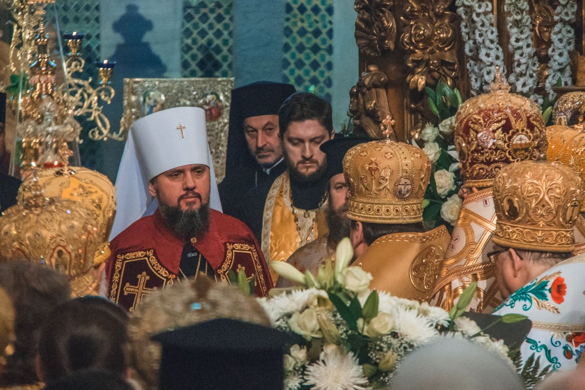 Также на литургии присутствовали около 60 архиереев