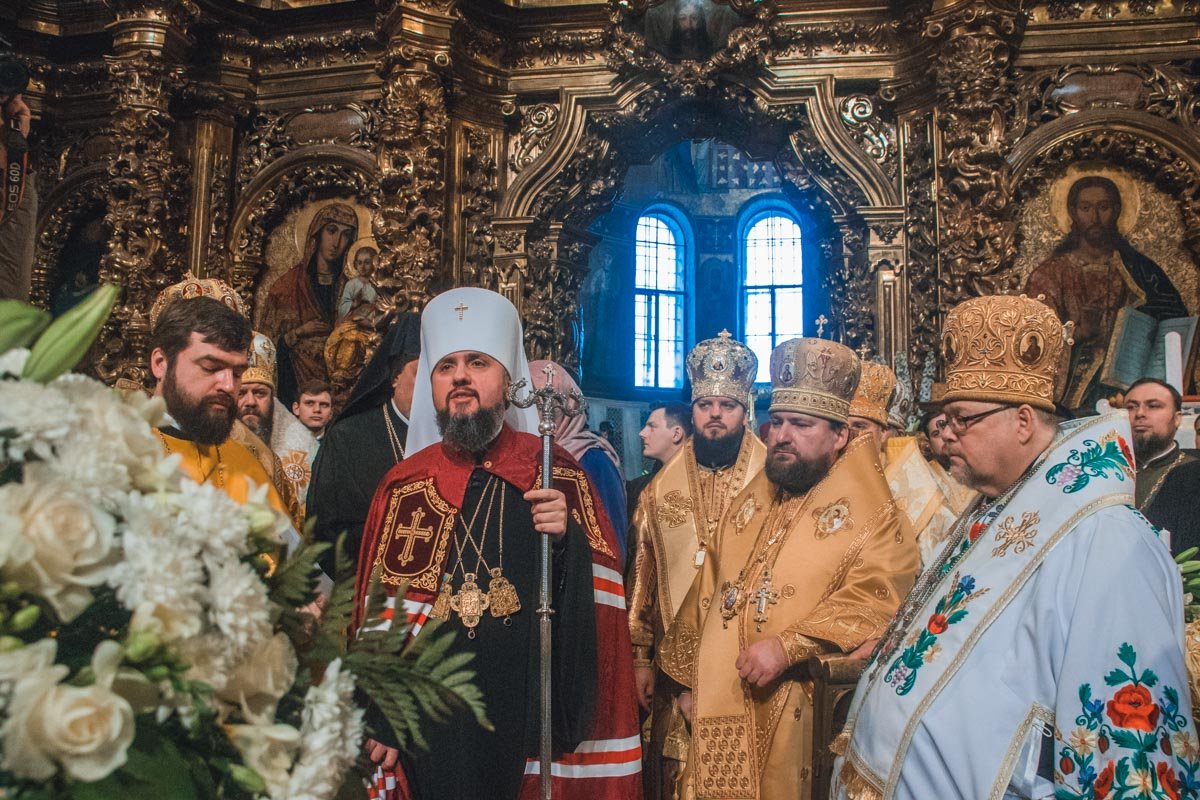 Интронизация — это публичное богослужение, во время которого происходит сведение предстоятеля церкви на его кафедру