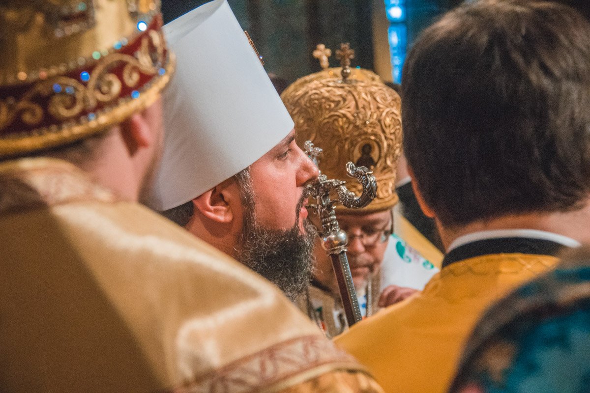 Возведение на престол происходит во время литургии с облачением новоизбранного иерарха в богослужебную одежду, которая соответствует сану