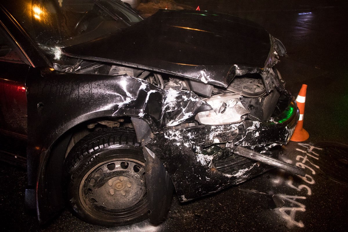 На перекрестке на встречу ему из левого ряда во двор поворачивал автомобиль Skoda