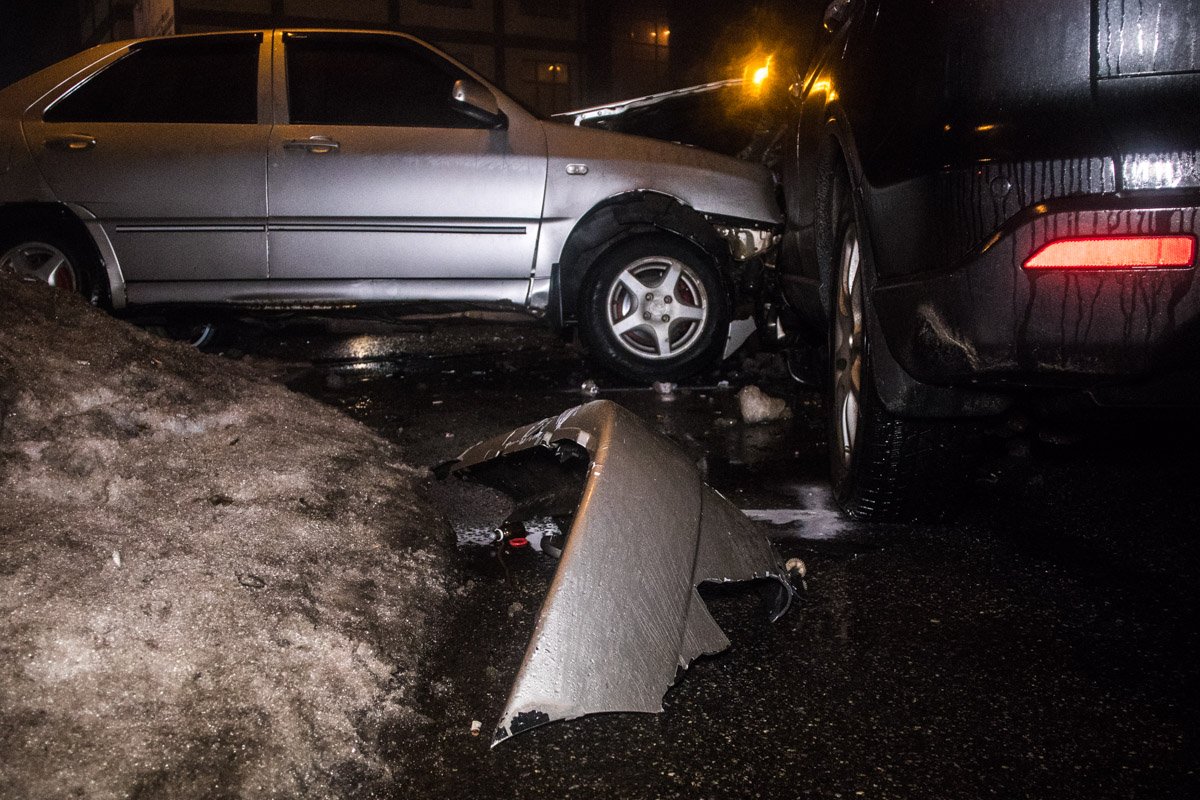 Чтобы избежать столкновения Chery попытался вырулить, но не справился с управлением, ударил Skoda и влетел в Honda