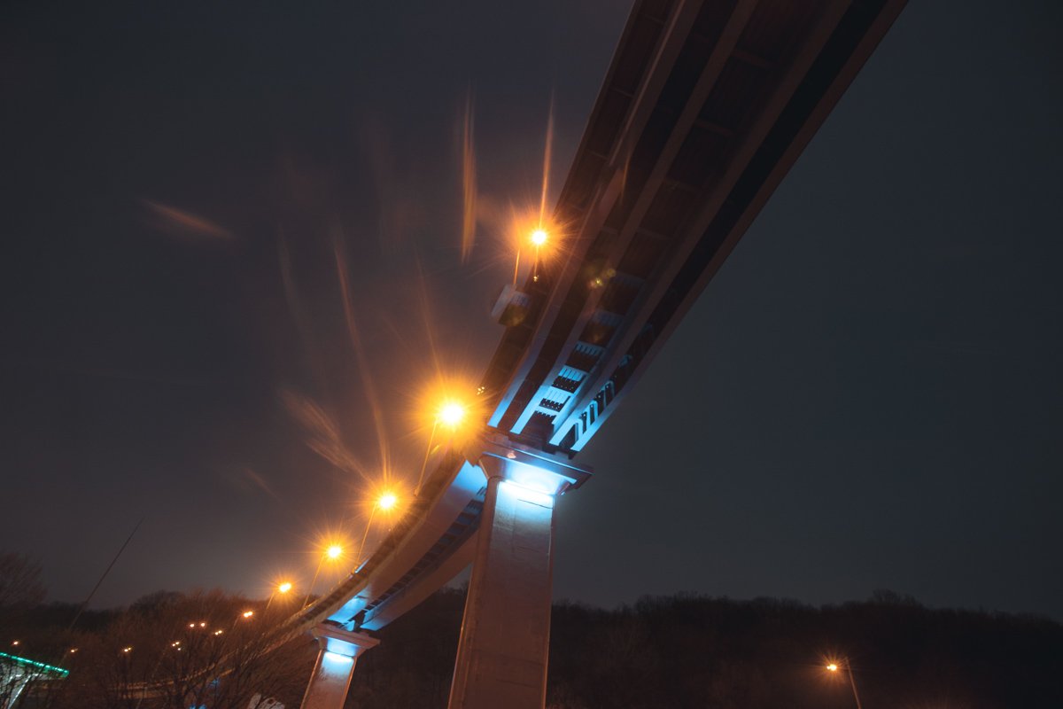 Изгибы заездов на путепровод выглядят необычно