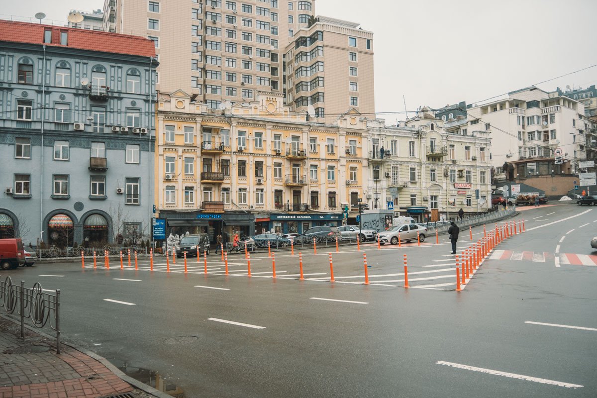 В центре Киева на Бессарабской площади появились разделительные делиниаторы