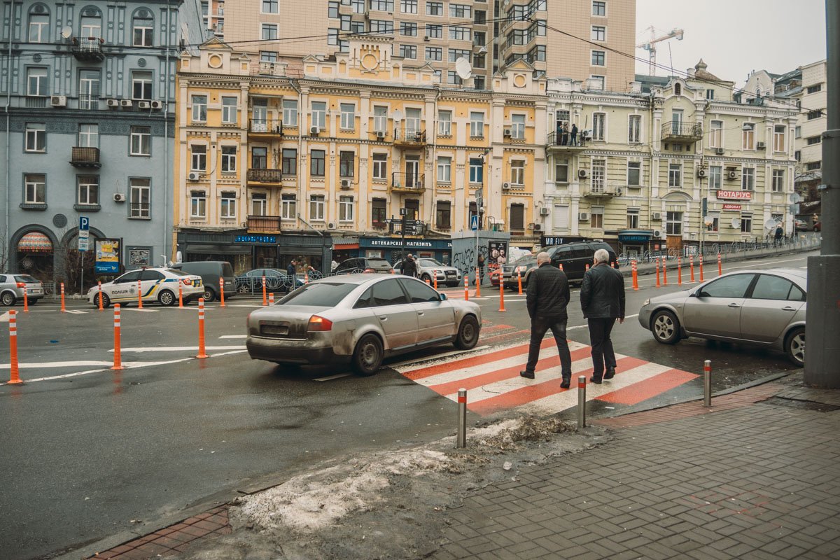 Делиниаторы установили на пересечении улицы Бассейной и Крутого спуска