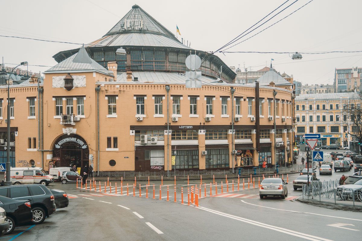 На островке водители регулярно парковали свои автомобили, хоть правилами дорожного движения это строго запрещено