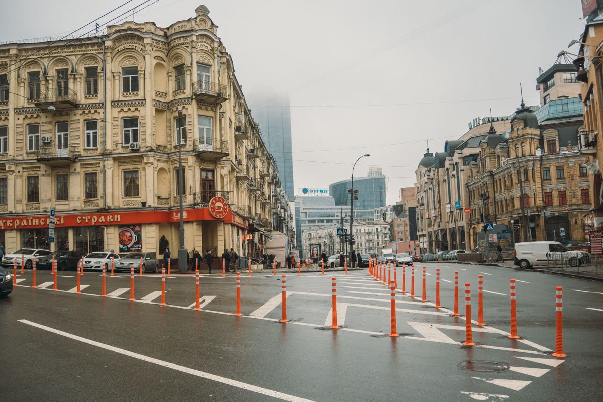 Припаркованные машины ухудшали видимость для других участников движения и создавали помехи для пешеходов