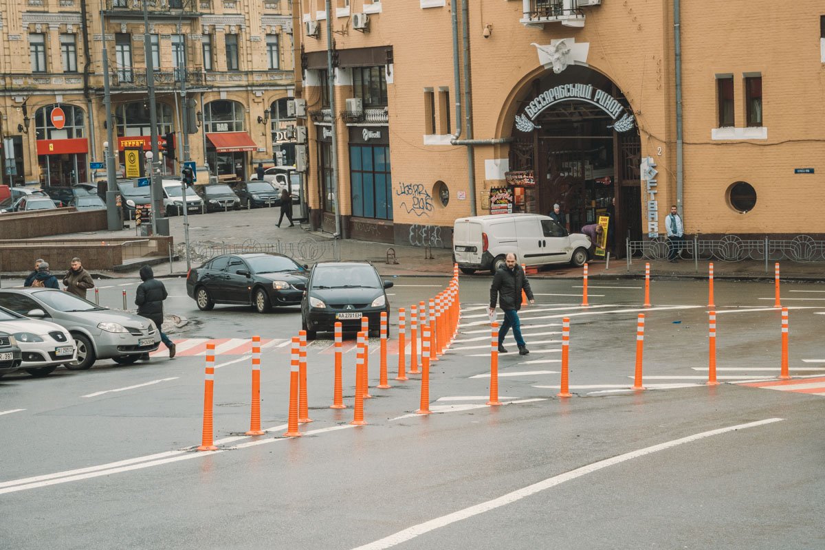 Теперь пешеходам не надо обходить хаотично припаркованные автомобили