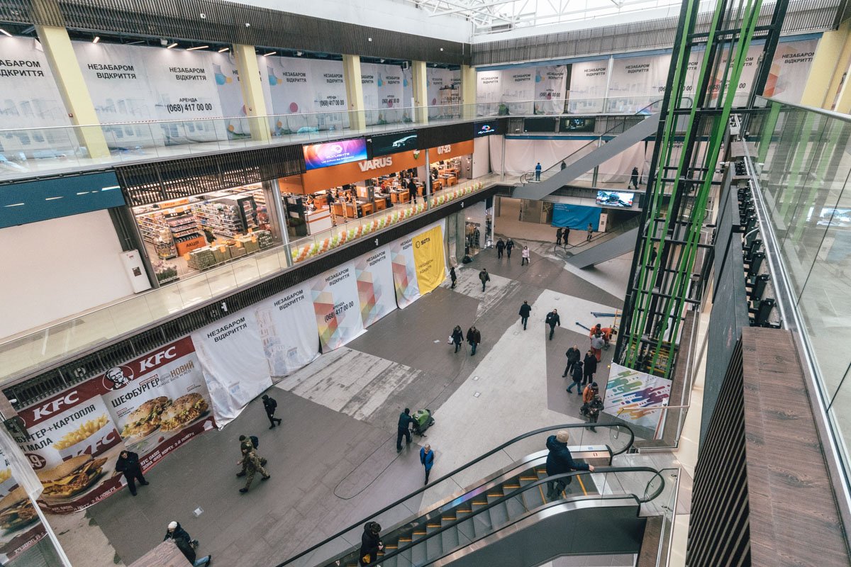 Ремонтные работы внутри ТРЦ еще не закончили окончательно, однако "Oasis" уже функционирует Ремонтные работы внутри ТРЦ еще не закончили окончательно, однако "Oasis" уже функционирует