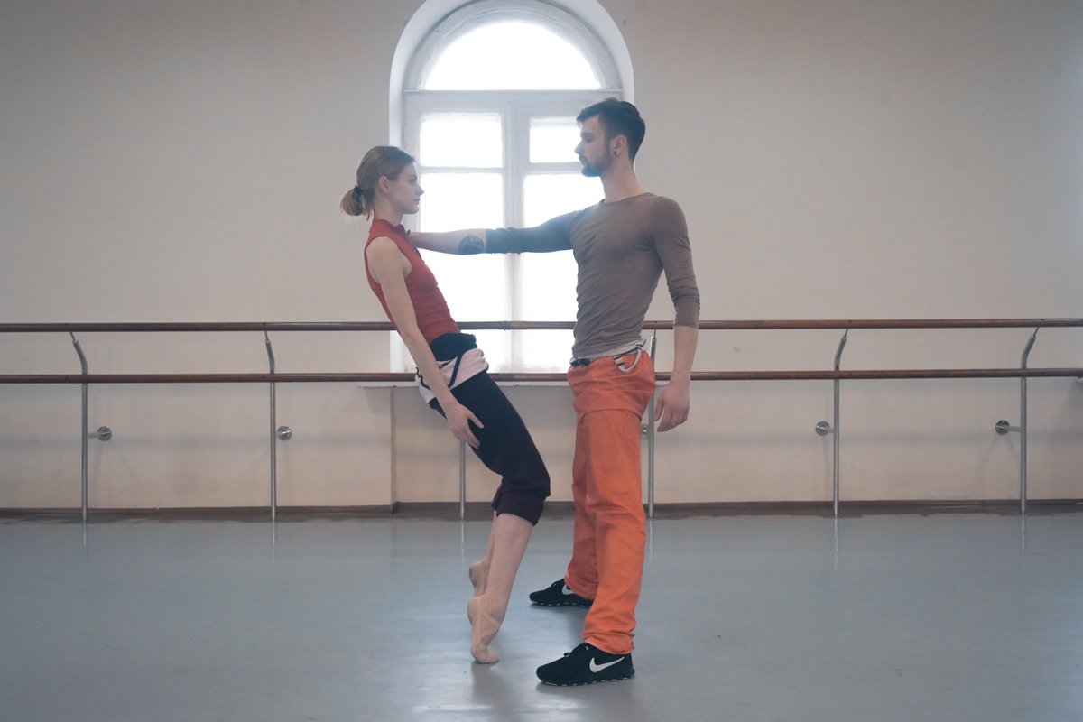 Бесконечные повторы движений, вереницы фигур и переходов, энергия, иссякающая и фонтанирующая вновь - вот то, что скрыто от зрителя