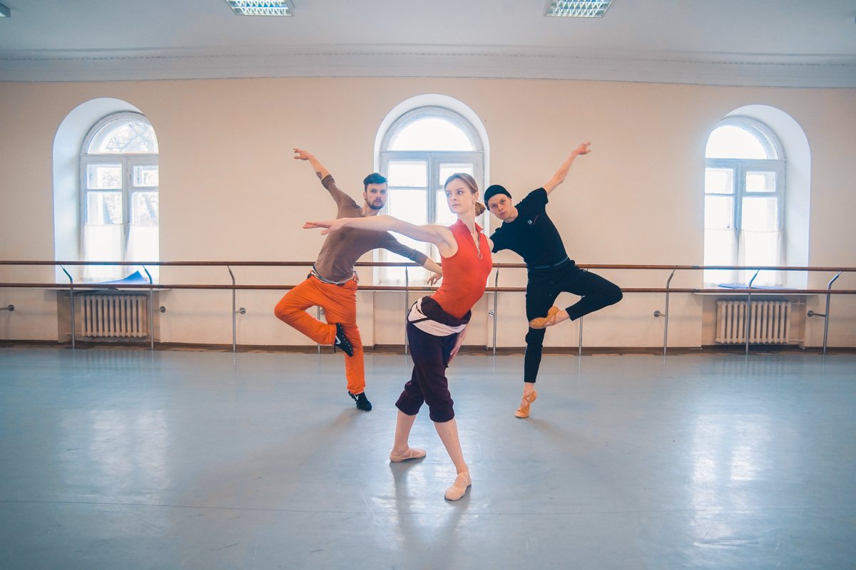 Иван Журавлев (Тибальт), Ольга Тымошива (Джульетта) и Дмитрий Абрам (Меркуцио)