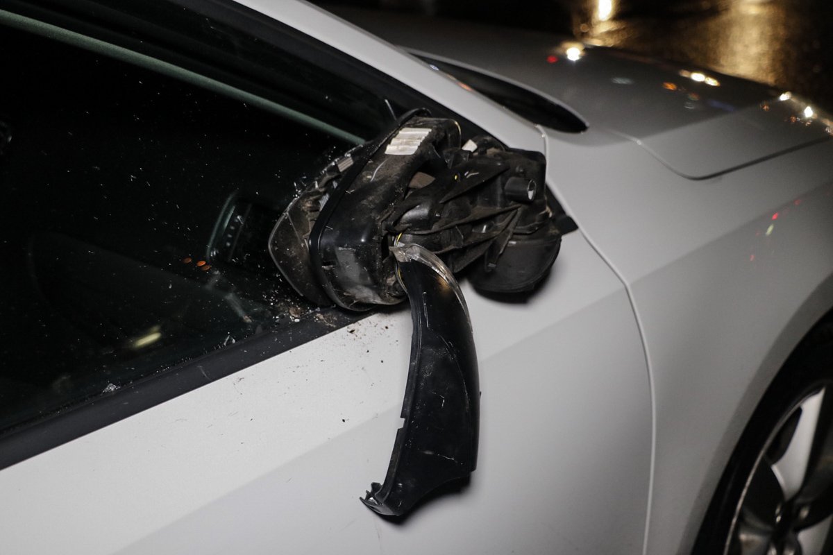 Следом ехал Nissan, который не справился с управлением и наехал на упавшего мужчину Следом ехал Nissan, который не справился с управлением и наехал на упавшего мужчину