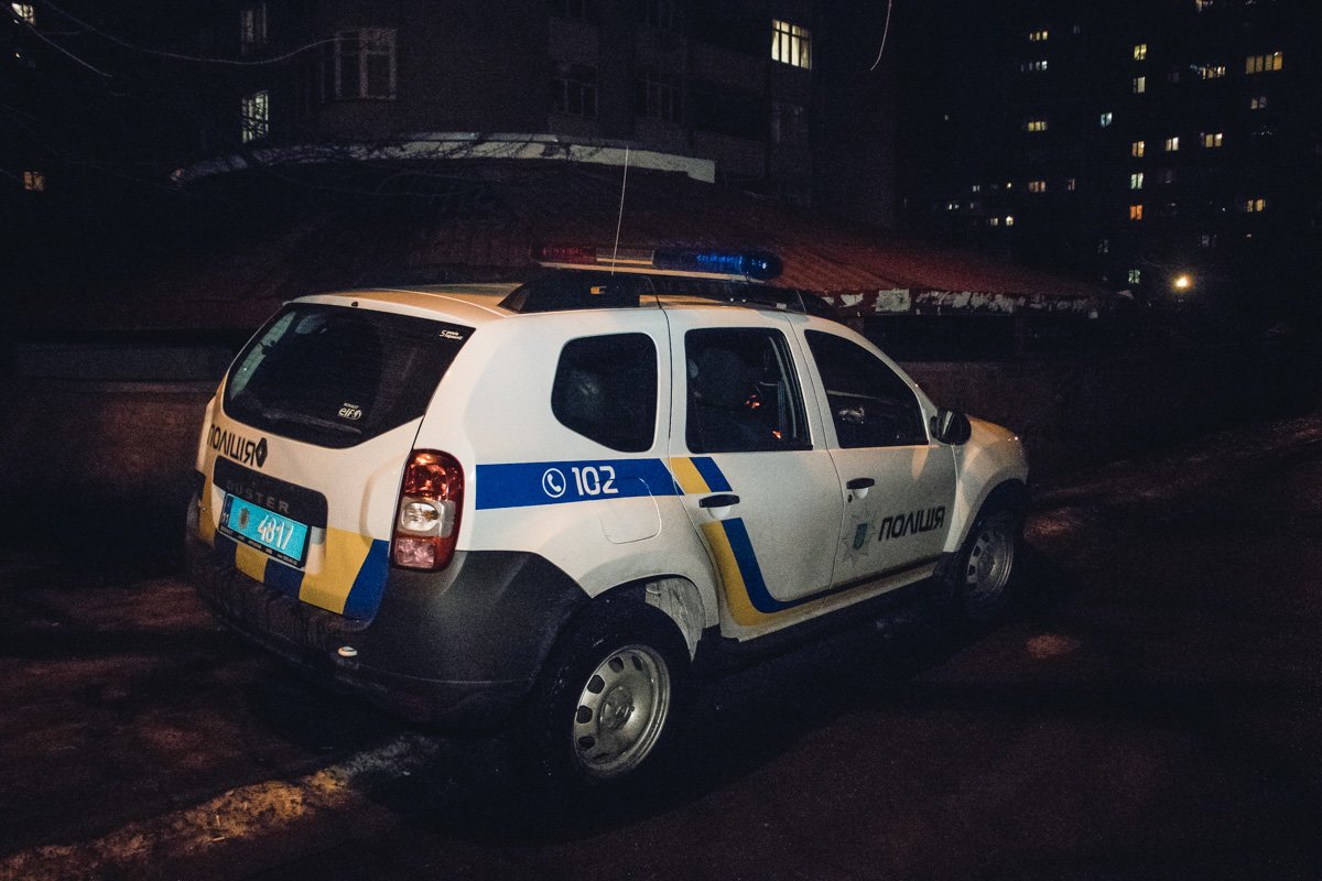 На месте работал экипаж патрульной полиции, медики и следственно-оперативная группа