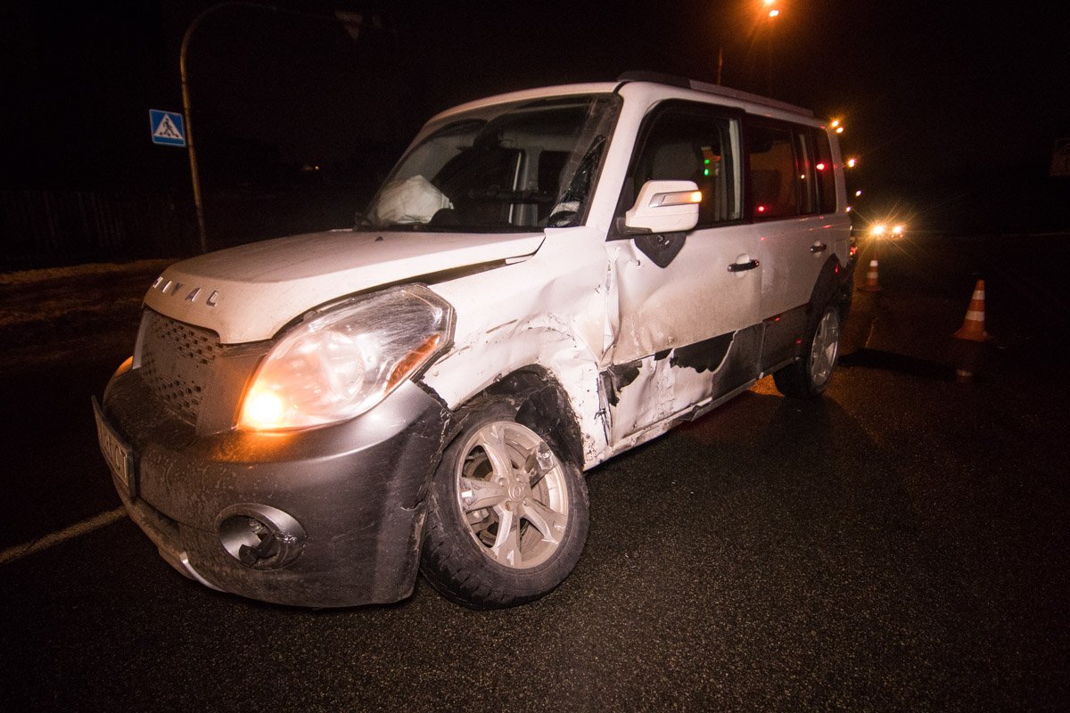 В Киеве на перекрестке улиц Кайсарова и Сумской Dodge влетел в Great Wall