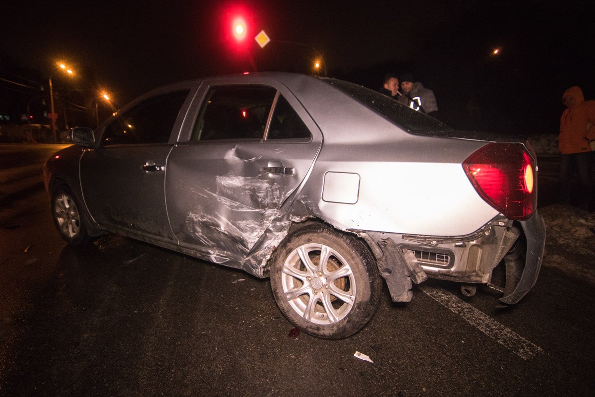 После первого удара Dodge врезался в Geely, которая ехала в сторону проспекта Лобановского