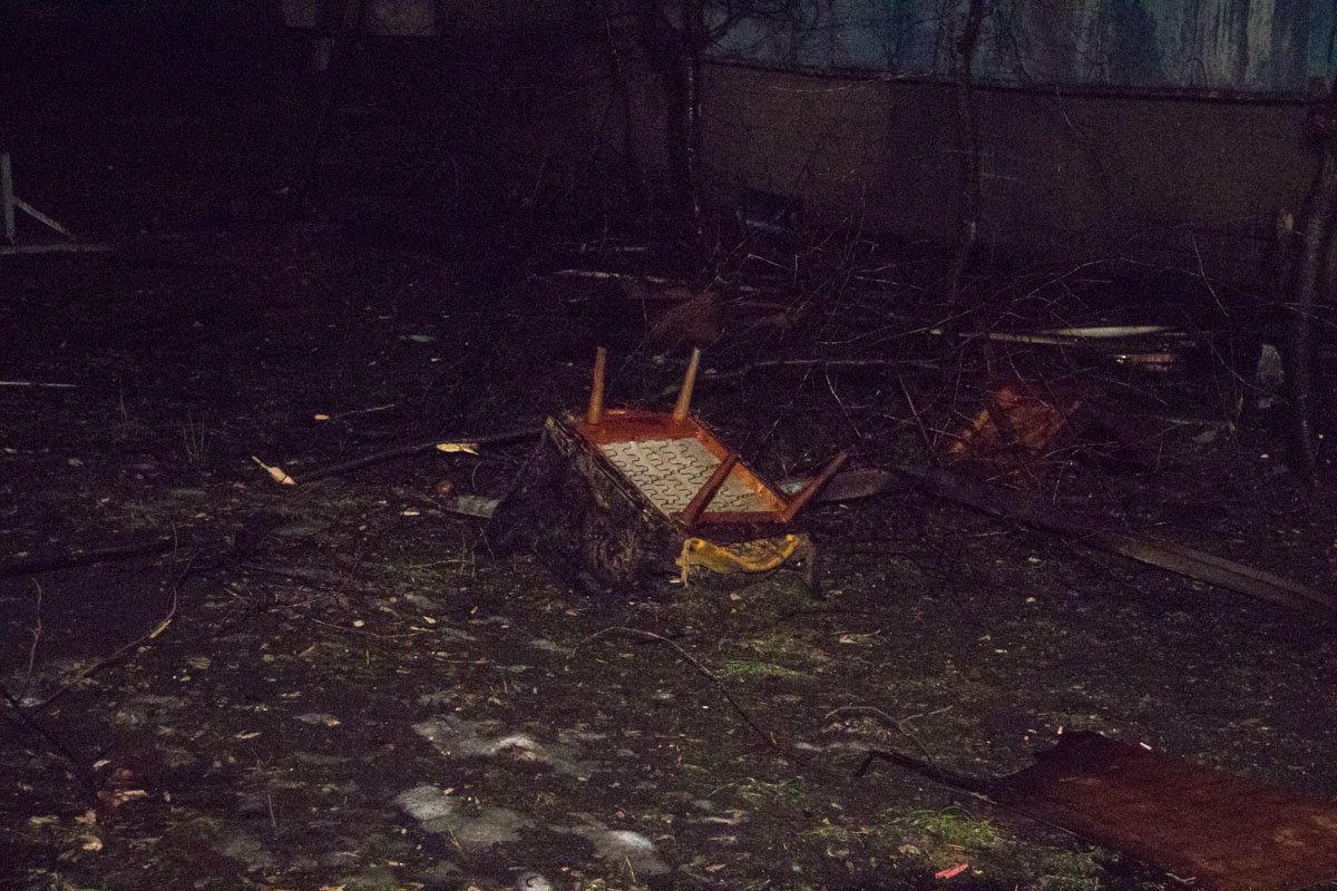 Спасателям удалось сбить пламя и не дать ему распространиться на квартиры