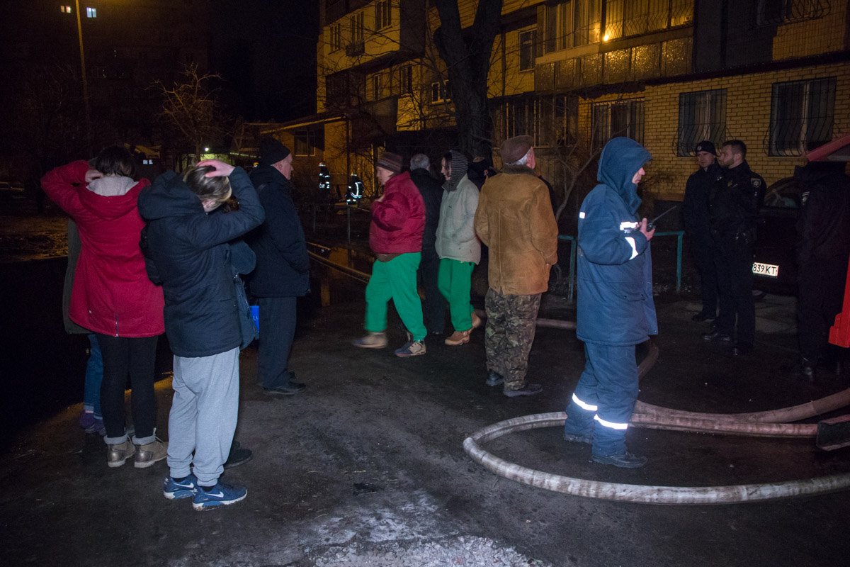 Часть жильцов дома попросили выйти на улицу